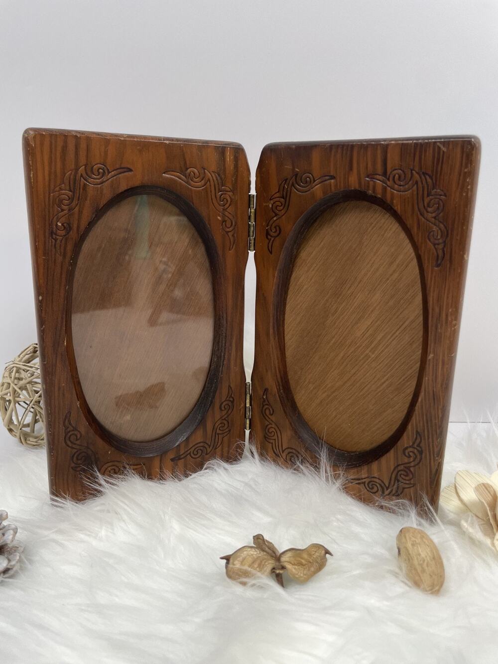 Vintage carved wood bi-fold picture frame with double oval 5x7 cut-outs